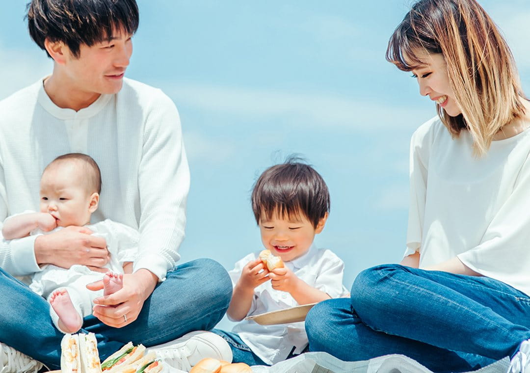 野原でくつろぐ家族