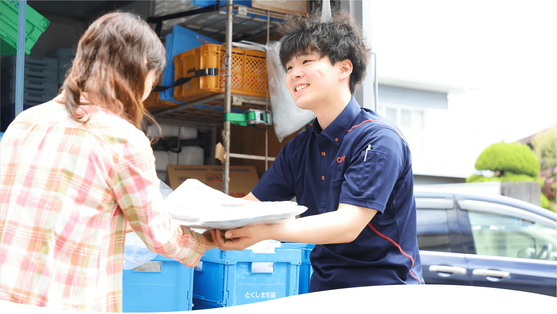 宅配スタッフが組合員へ商品をお届け