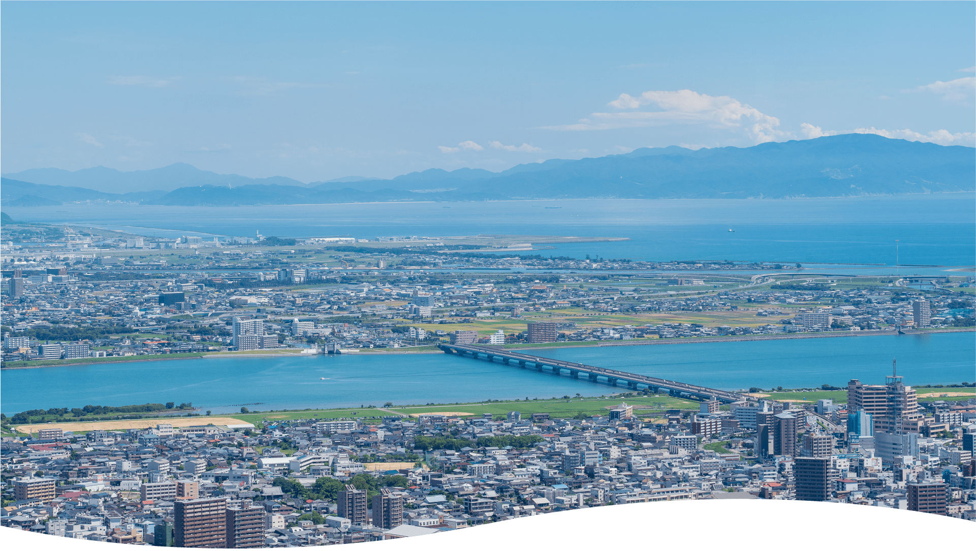 吉野川と徳島の街並み